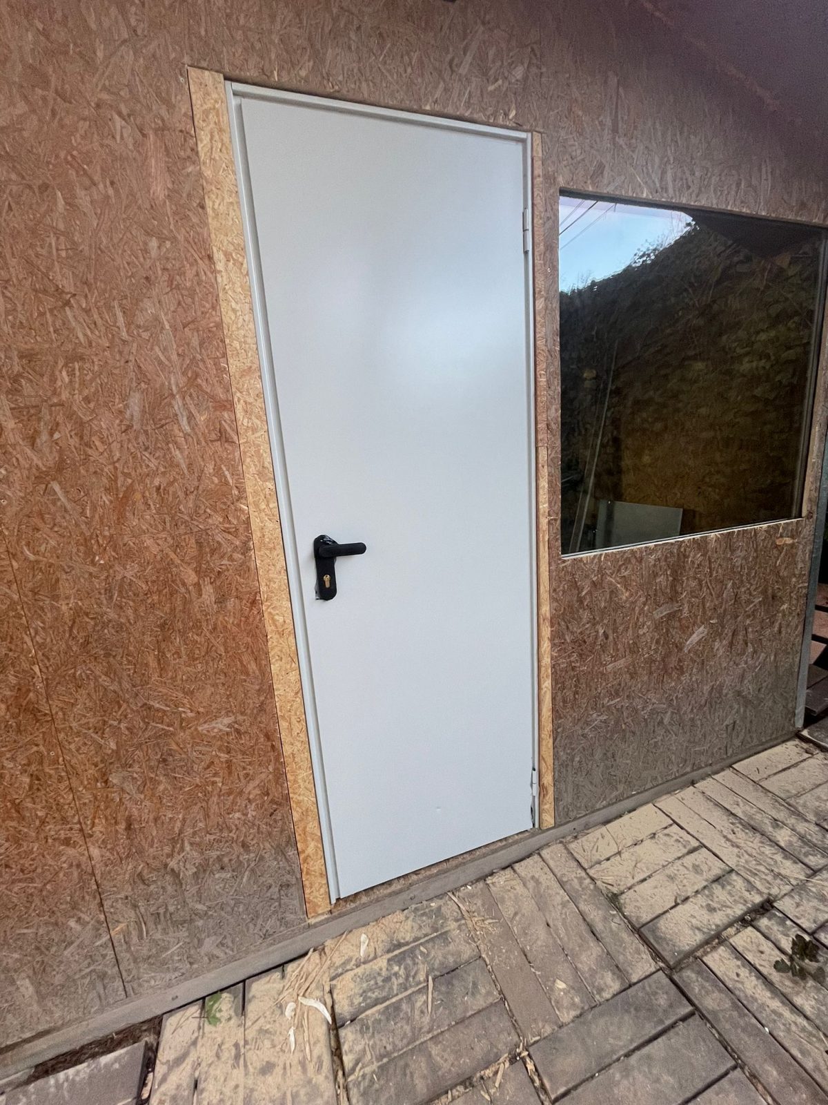 Puerta Galvanizada Blanca Instalada