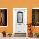 puerta-entrada-metalica-clavos-cristal-reja-lacada-blanca - Puertas Calvente